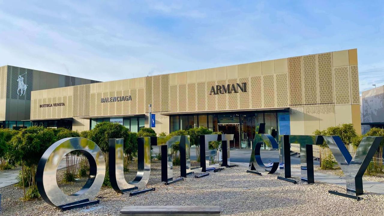 Ferienwohnung Outletcity Мецинген Екстериор снимка